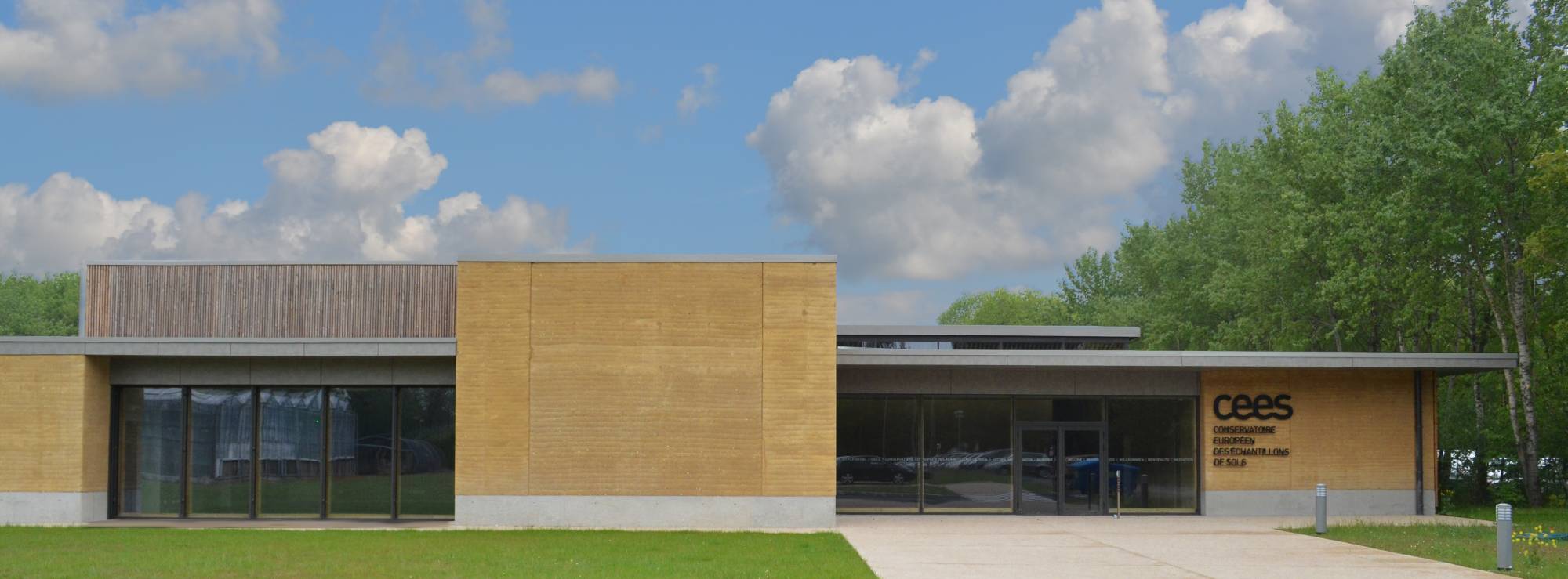 photo de la façade du conservatoire européen d'échantillons de sols