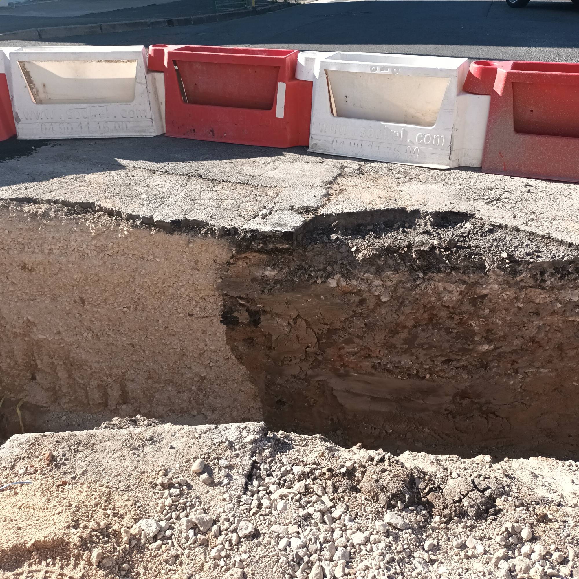 tranchée dans une rue à Fleury-les-Aubrais (Loiret) montrant un sol urbain